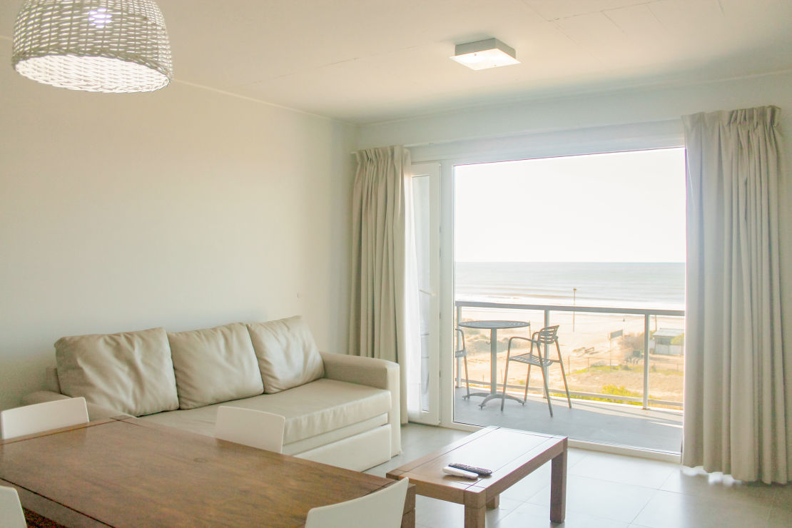 Amplio departamento con capacidad para dos adultos y dos menores, que incluye:  -Habitación matrimonial con sommier queen y Smart TV. - Living con Smart TV y sofá-cama con carrito. - Cocina totalmente equipada. - Microondas, Heladera, anafe con horno. - Baño completo con bañera. - Aire Acondicionado Frio - Calor. - Caja de Seguridad - Balcón con vist al mar y mobiliario. - Parrilla Individual. - Acceso por ascensor.